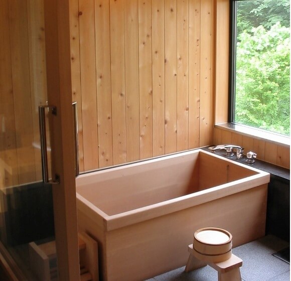 木のぬくもり溢れる浴室と、木の湯船の心地よさ