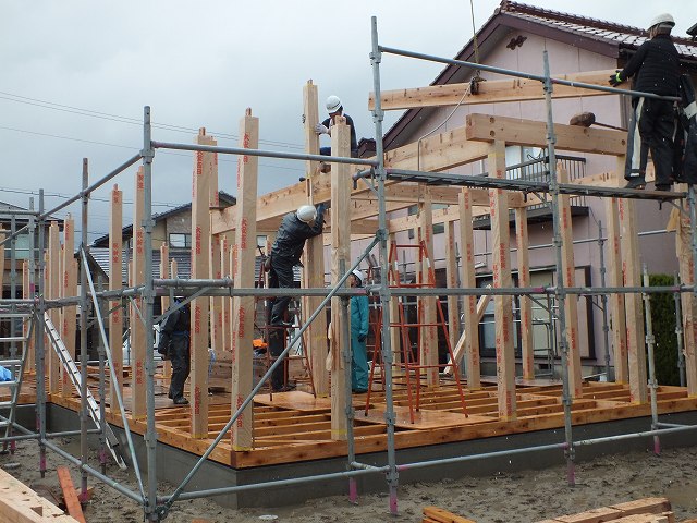 雪の中建て方 富山の暮らしを楽しむ木の家造り 頼成工務店