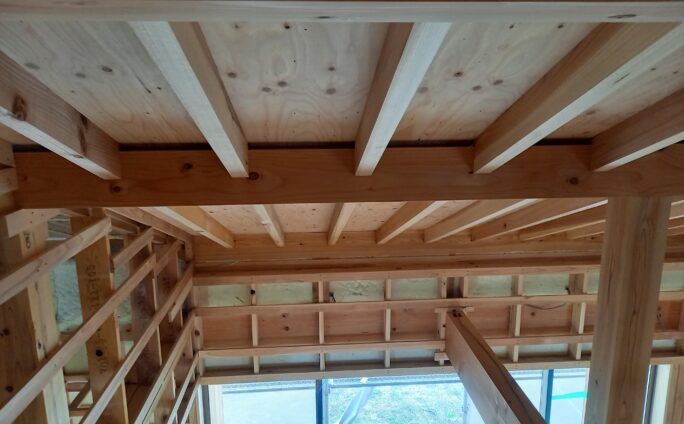 平屋の木の家　化粧垂木をみせて勾配天井のリビング