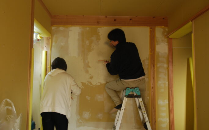 富山と暮らす　木の家　玄関ホールに漆喰を！