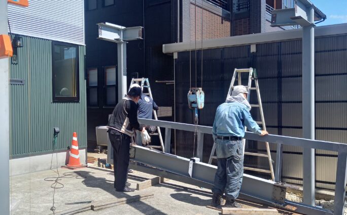 残暑の中鉄骨車庫の建て方