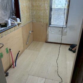 新緑まぶしい季節。水回りのリフォーム進んでます。